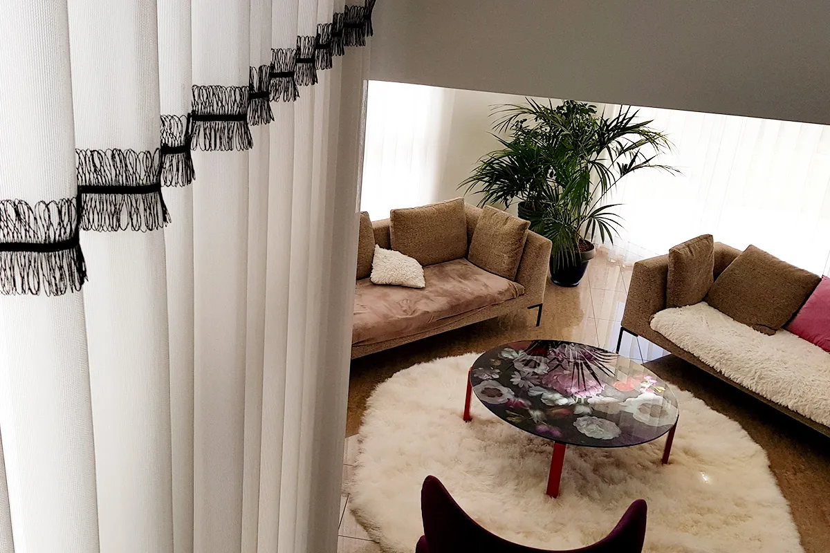 villa_marly_rideau_wave_galon_salon_detail_le_cos_et_le_crapaud_projet_tapissier_rideaux_renovation_metz